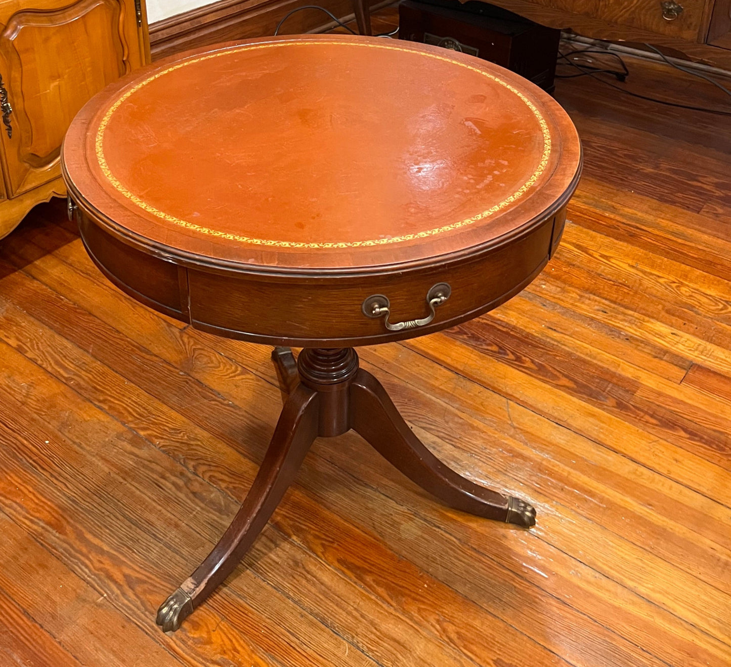 Vintage Traditional Style Round Accent Table