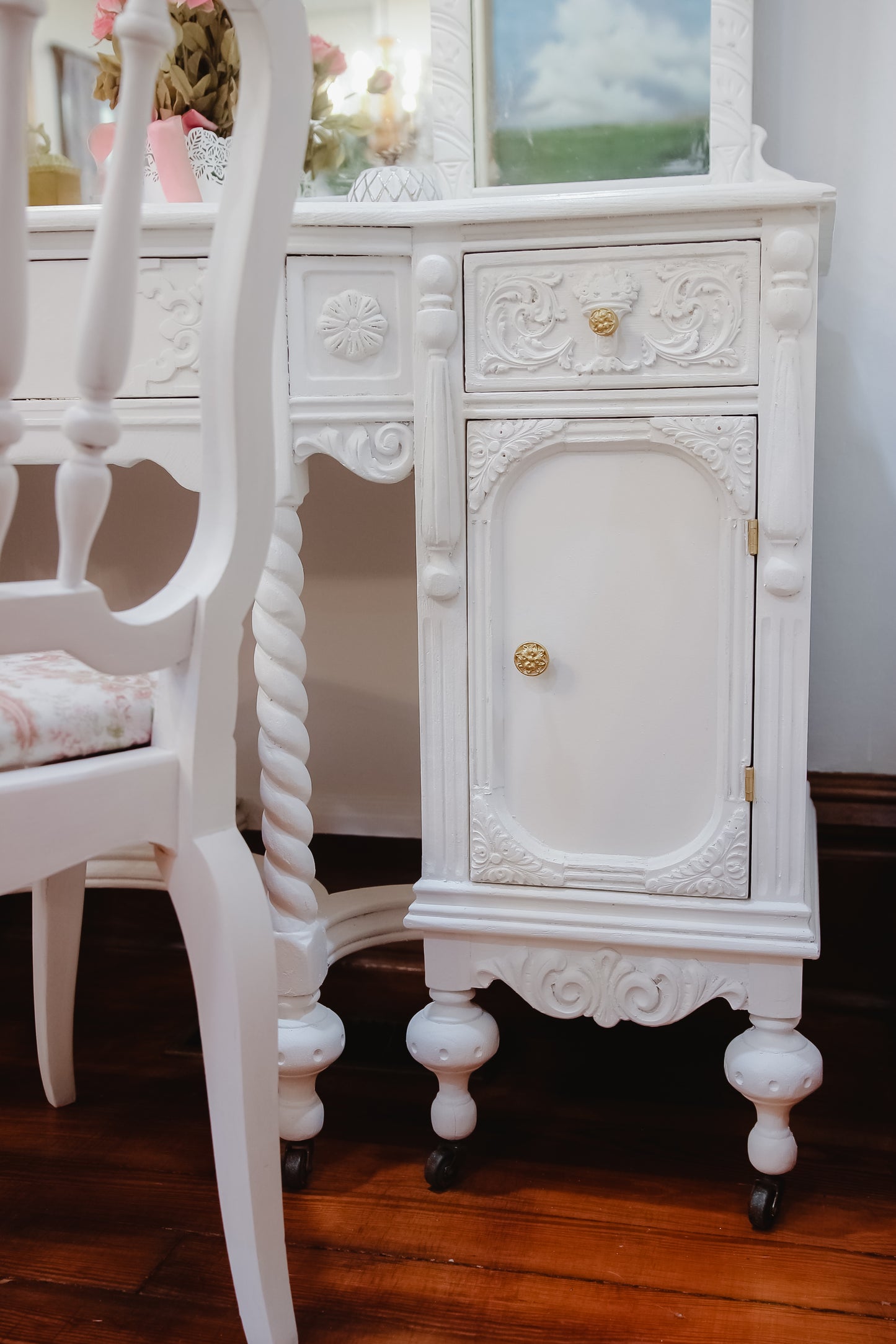 White Vintage Makeup Vanity Dressing Table with mirror